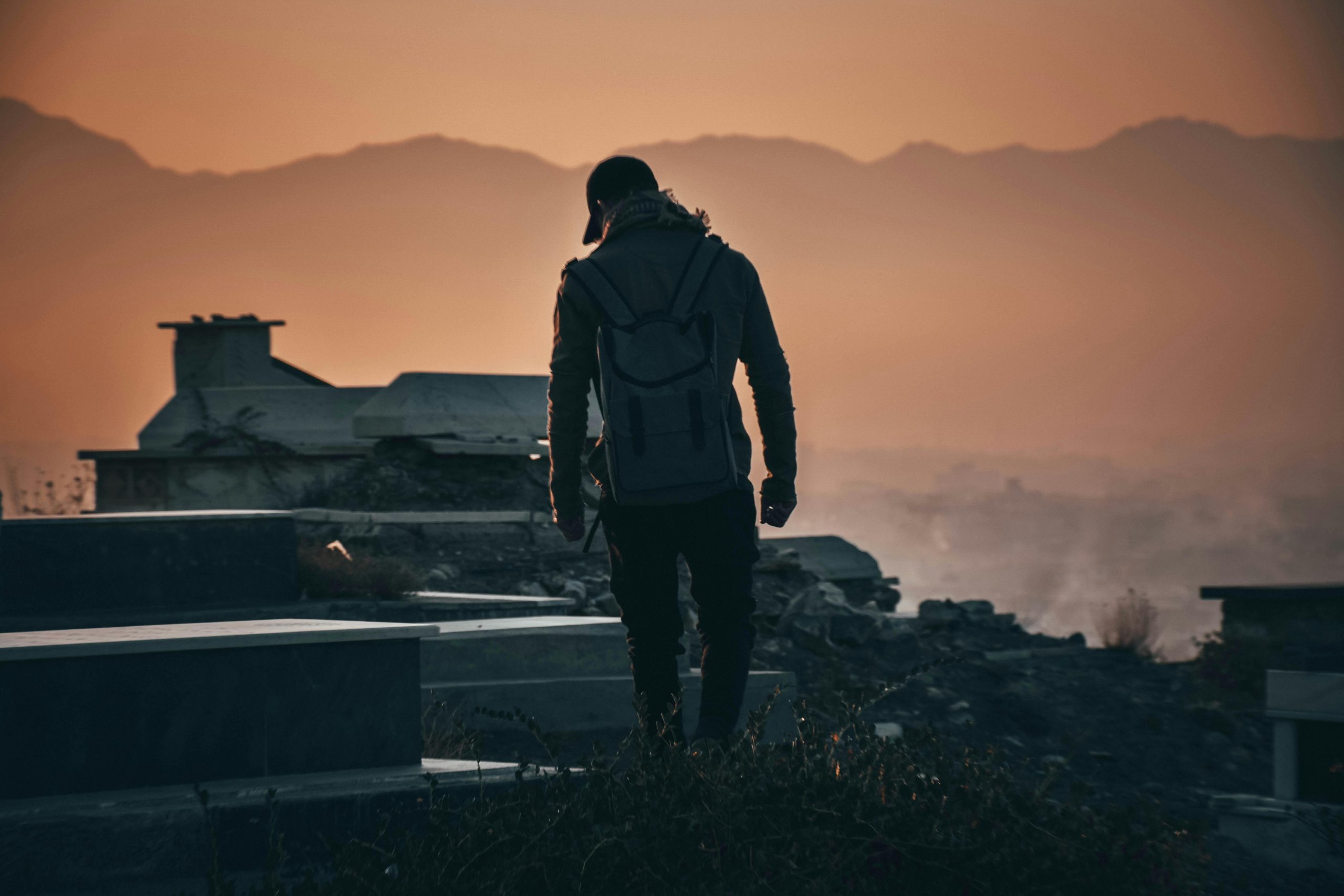 Sesiones Silhouette of a backpacker exploring ruins at sunset in Kabul, Afghanistan.